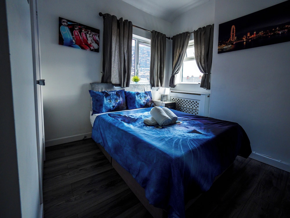 Ensuite3 Woodhouse private bath 2kitchen