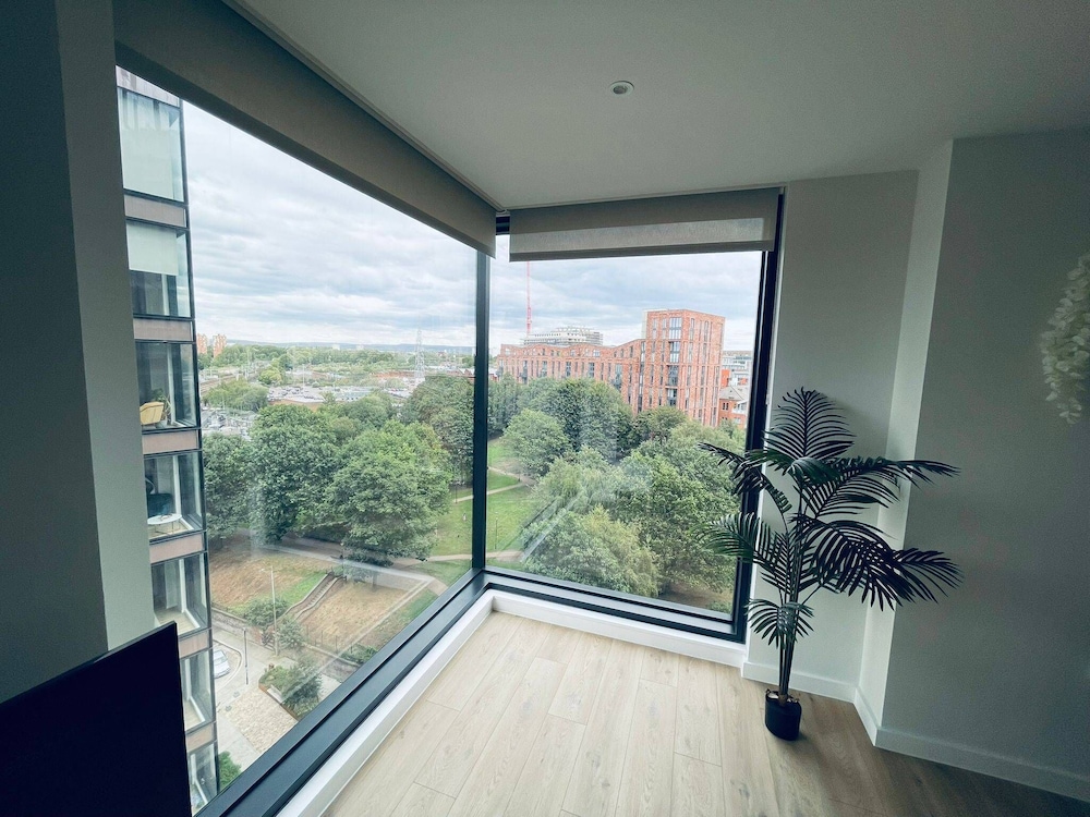 City Sky View Centre Luxe Apartment - 2 Bedrooms