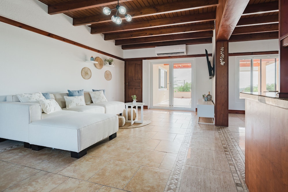 5 Bedroom Villa With Amazing View of Aruba Nature
