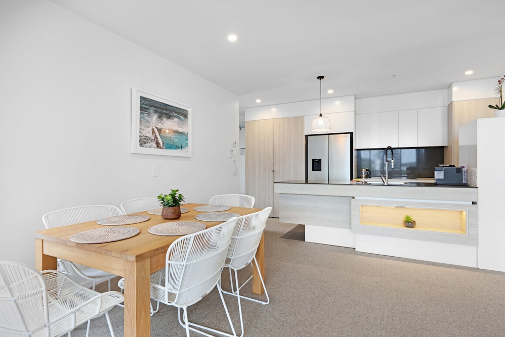 Luxe Beachfront 2-bed With Gym, Pool & Views
