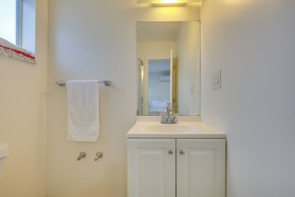 Steps to Pompano Beach: Couple's Retreat w/ Patio!