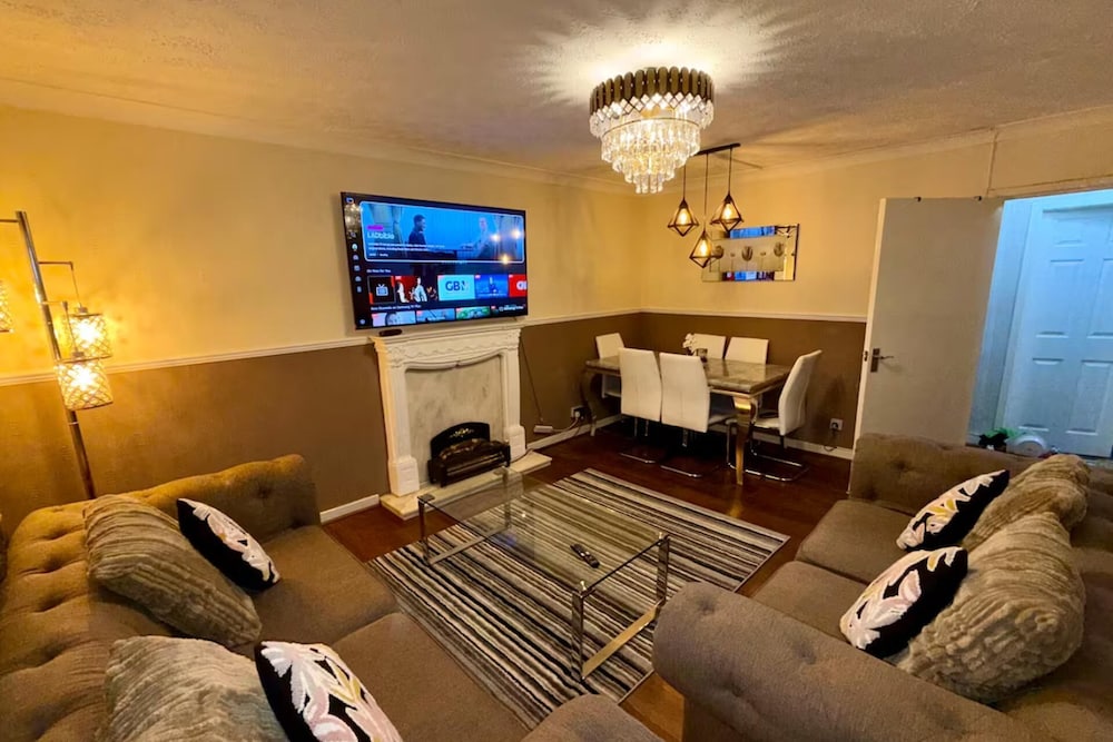 2 Bedroom Apartment - Sleeps 4, Free Parking, Wifi