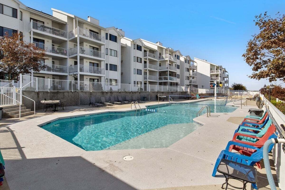 Pet-friendly Condo at Mm-19 w/ Boat Slip & Lake Views
