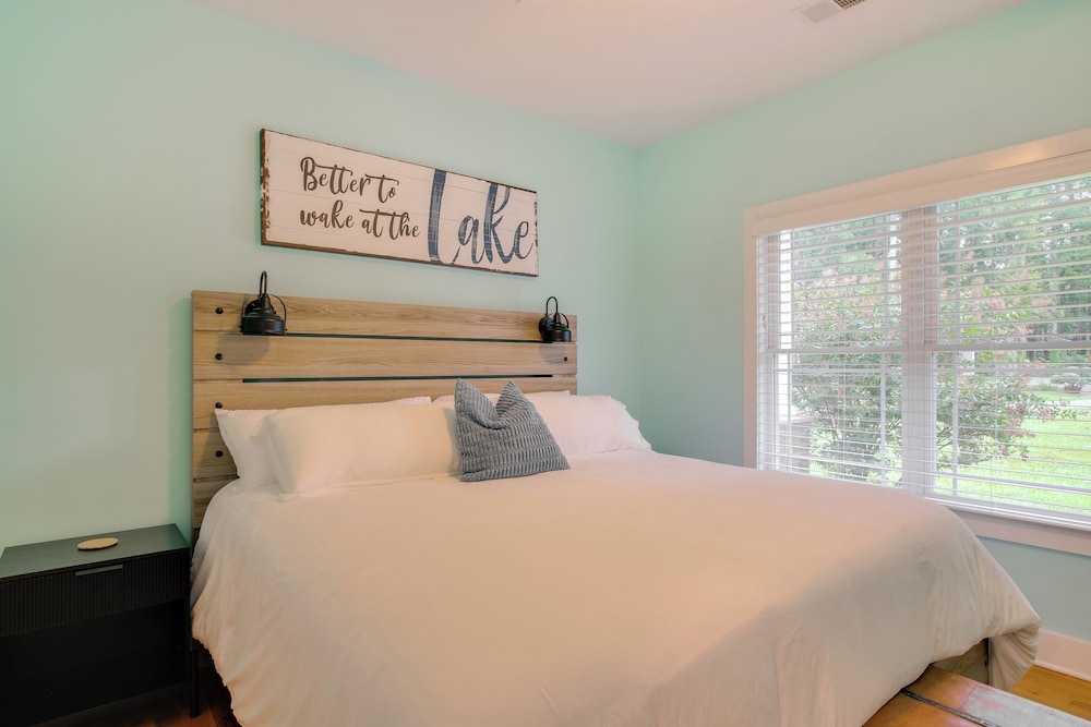 Lakefront Home w/ Hot Tub & Dock in Cross Hill!