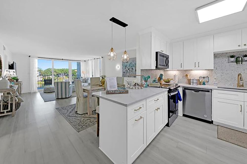 Dolphin Point #401c