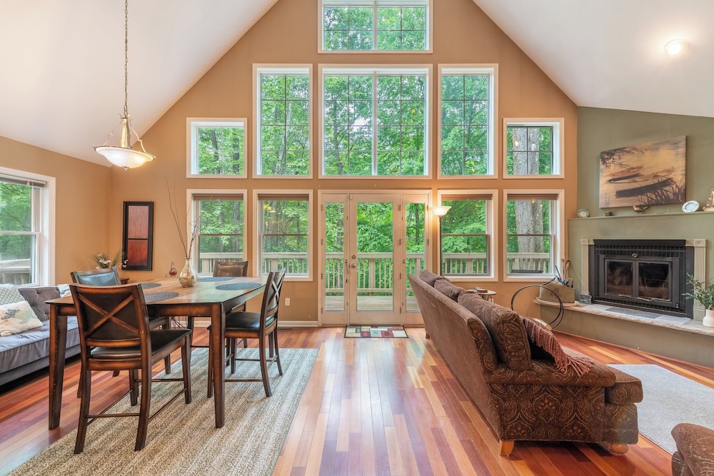 Bear Trail Chalet by Avantstay Retreat w/ Outdoor Living Deck & Fire Pit view 5