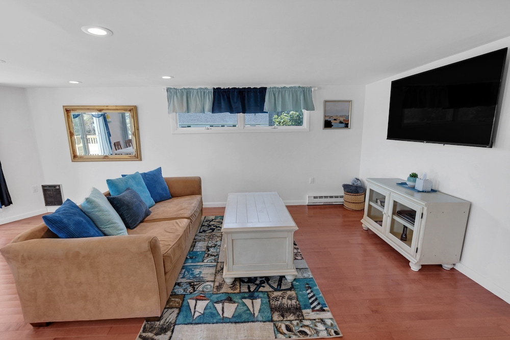 Waterfront Retreat With Stunning Views 3 Bedroom Home