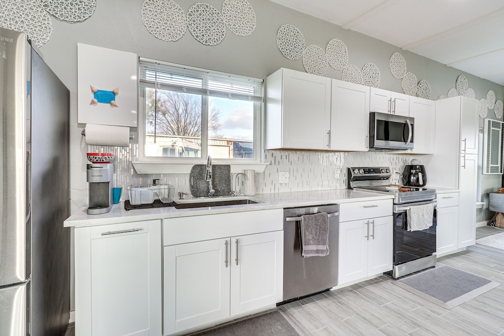 Modern Farmhouse in Del Valle: Rural Setting! - Image 2