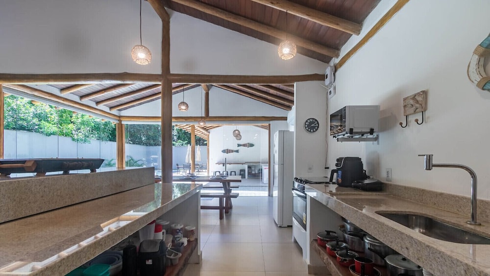 Casa Pet-friendly em Cond com Piscina e 5 Su tes