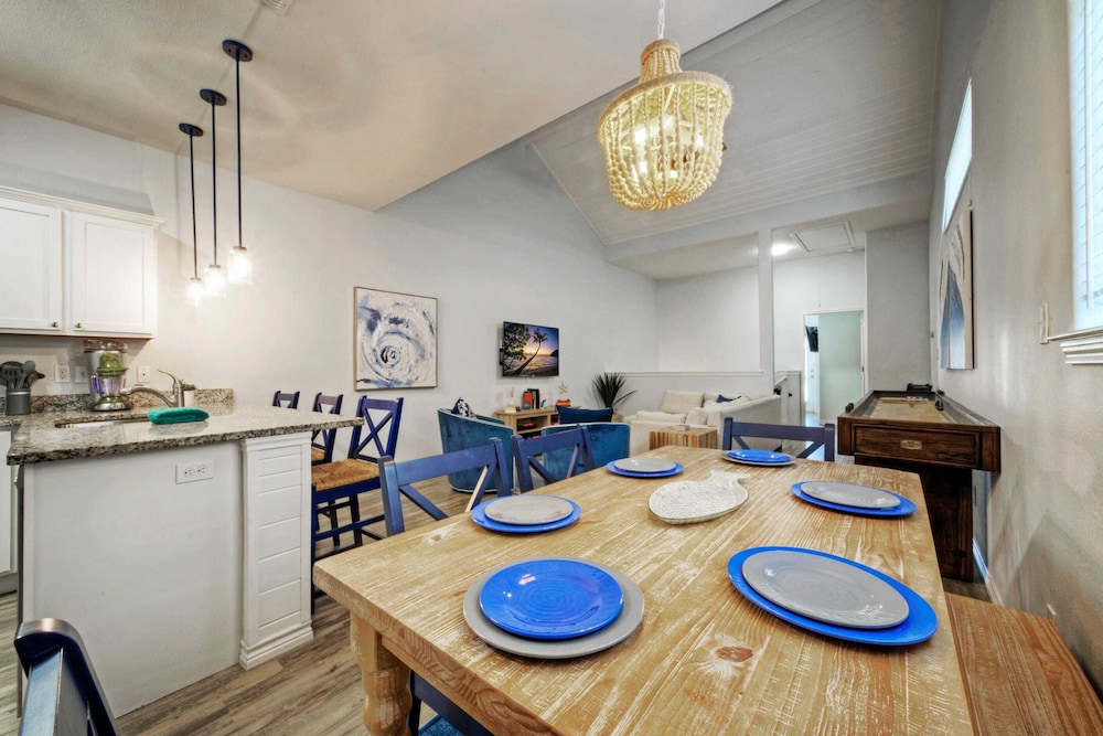 Sleeps 29, 3 Homes Beachside Resort Pool, Walk to the Beach