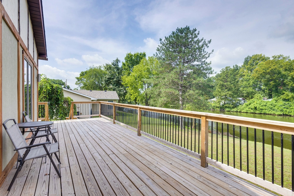Lakefront Family Home 13 Mi From Gateway Arch!