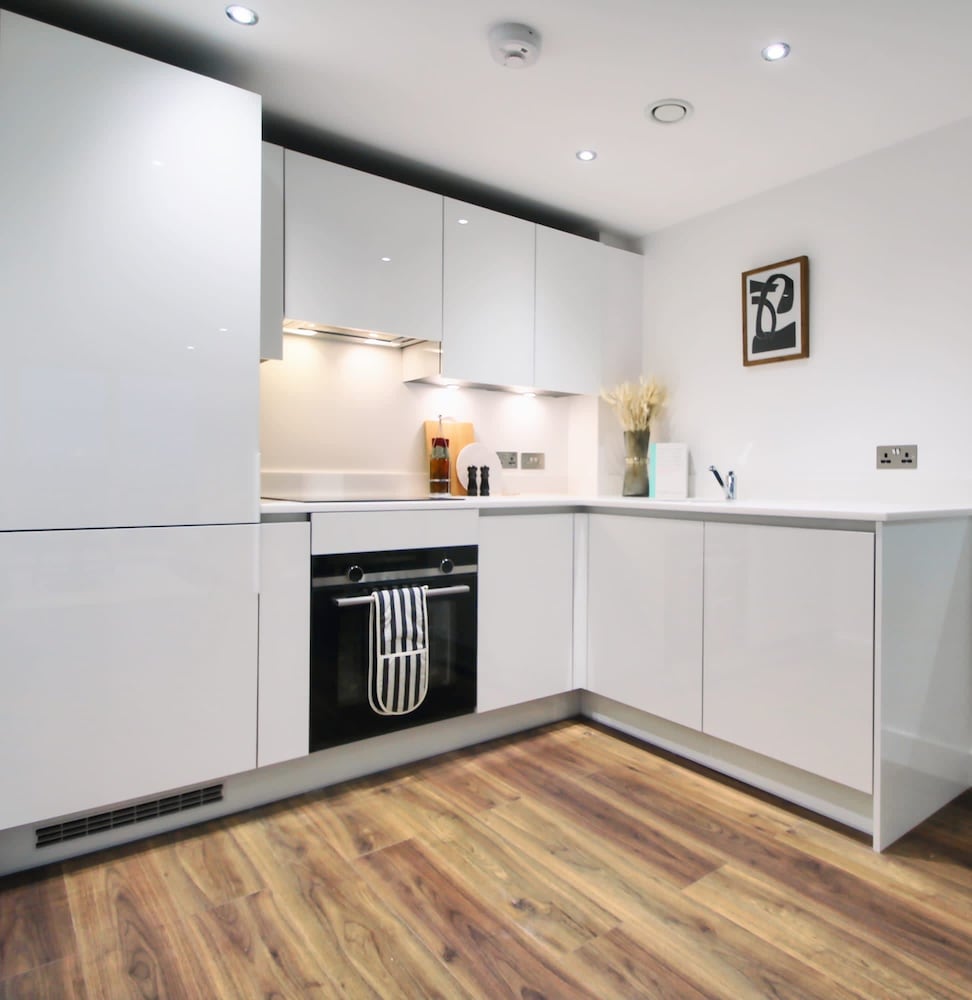 1 Bed Serviced Apartment Bracknell Station 5 Mins view 4