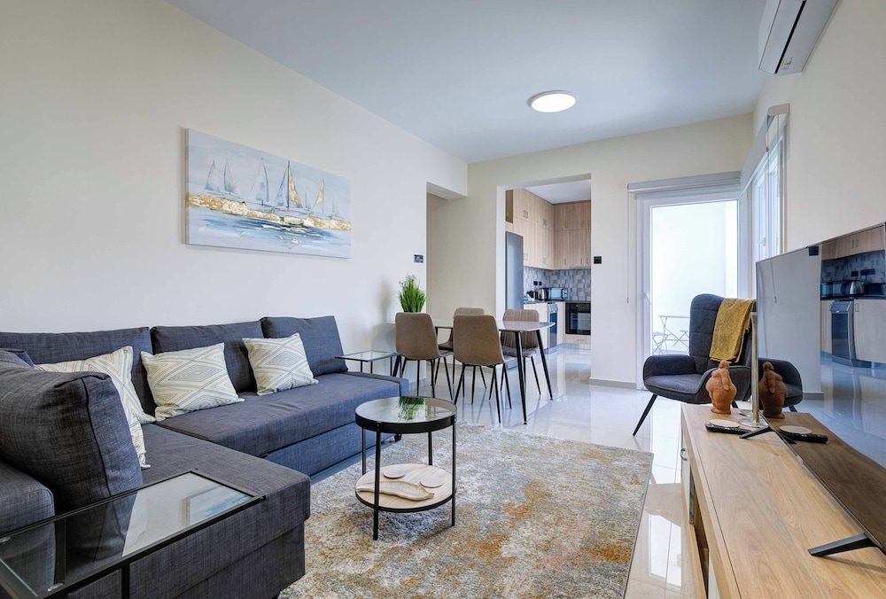 75 Prokymea- Steps From the Sea, Downtown, Balcony