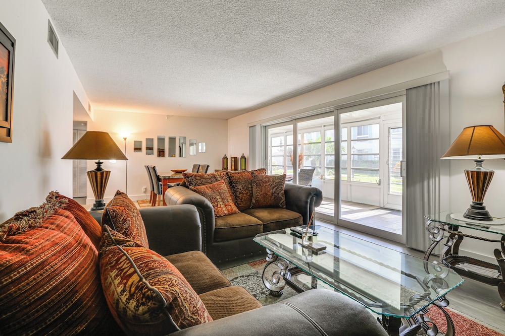 Golf Retreat w/ Pool Access: 3 Mi to Dtwn Naples