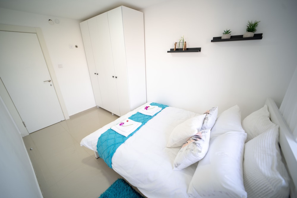 YalaRent SeaView 3BR APT - Families only view 2