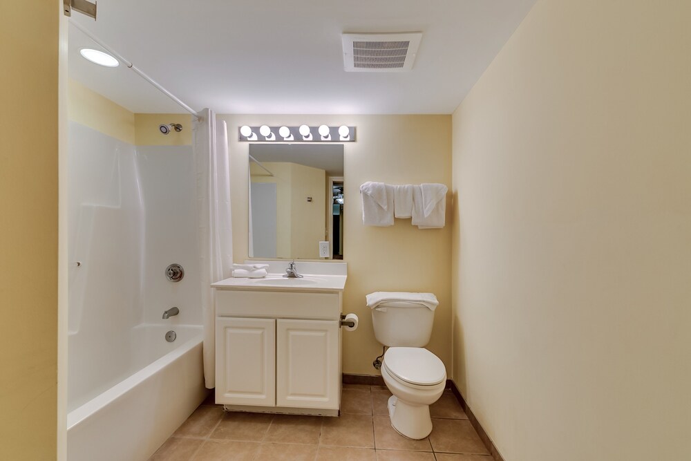 Malibu Pointe by Condo-World