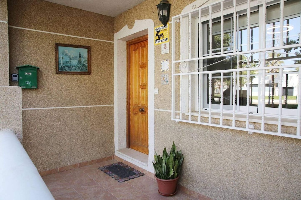 Modern 3-bed Apt, Sleeps 7, 6 Min Walk to Beach