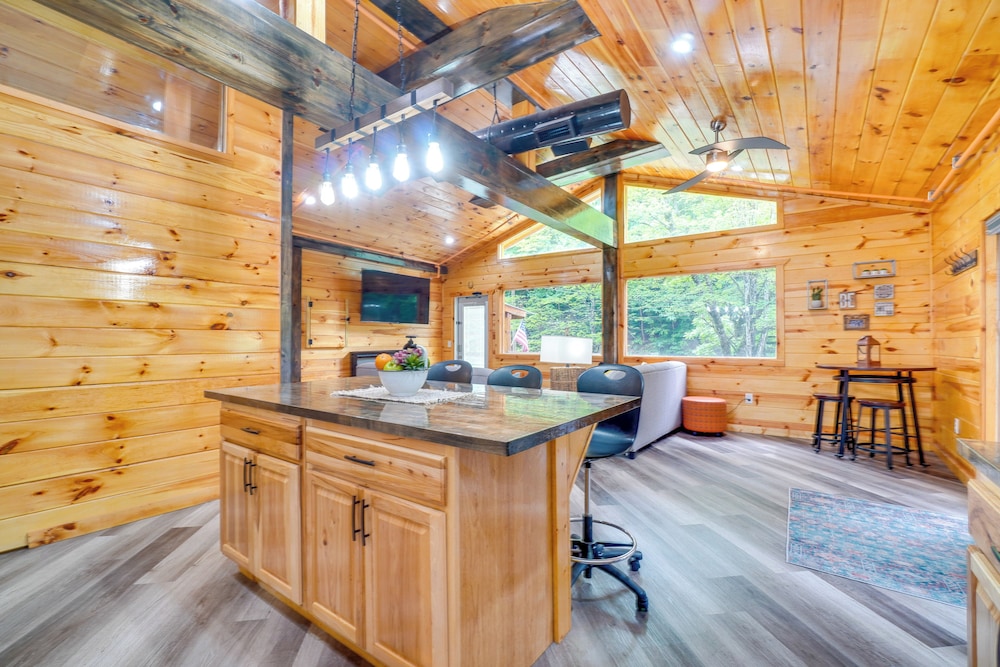 3 Mi to Dollywood: Peaceful Cabin w/ Deck