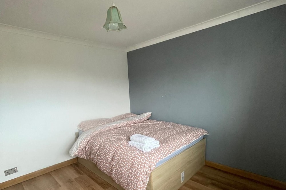 4-bed Barnwell Retreat- Sleeps10, Garden & Parking