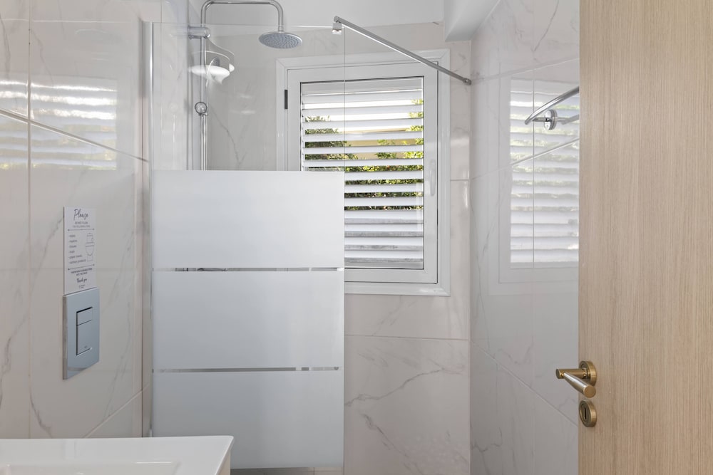 Phaedrus Living: Alkminis Seaside Suites Sand