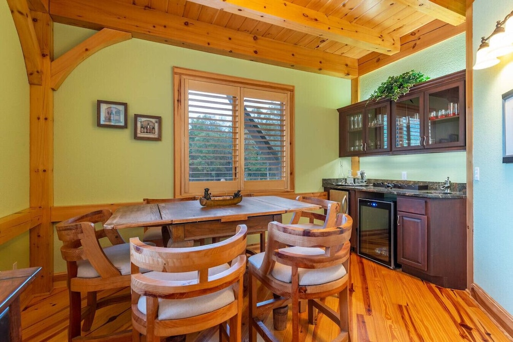 Luxe Riverfront Escape Mtn Views Pickleball Ct