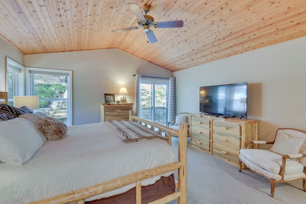 Hot Tub + Pool Table: Cabin Near Calaveras Park!