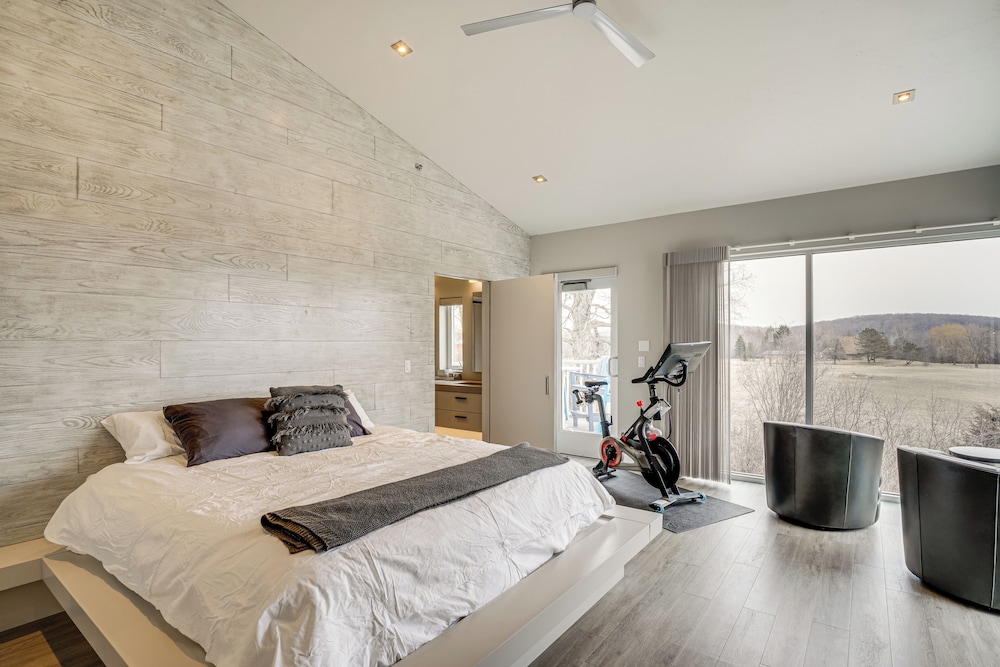 Road America Retreat: Modern Villa w/ Garage!
