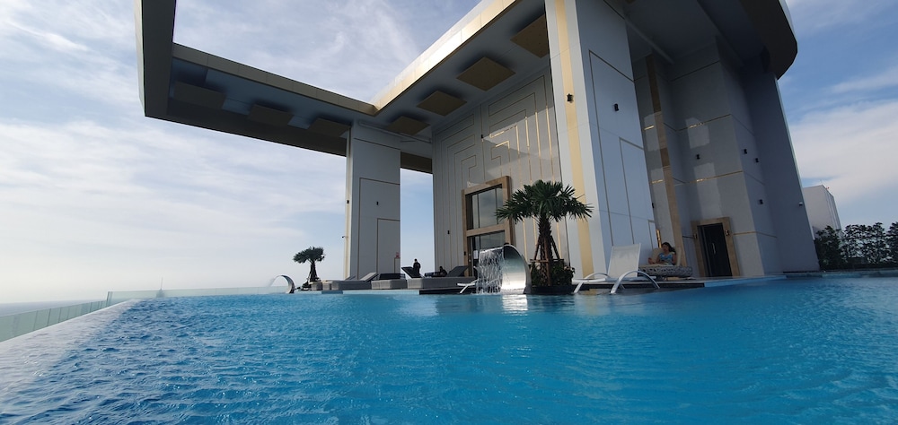 Private Swim Up Pool Apartment on Jomtien Beach Pattaya