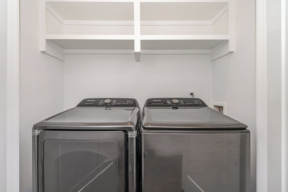 Jade - Private Patio and Balcony - Near Germantown