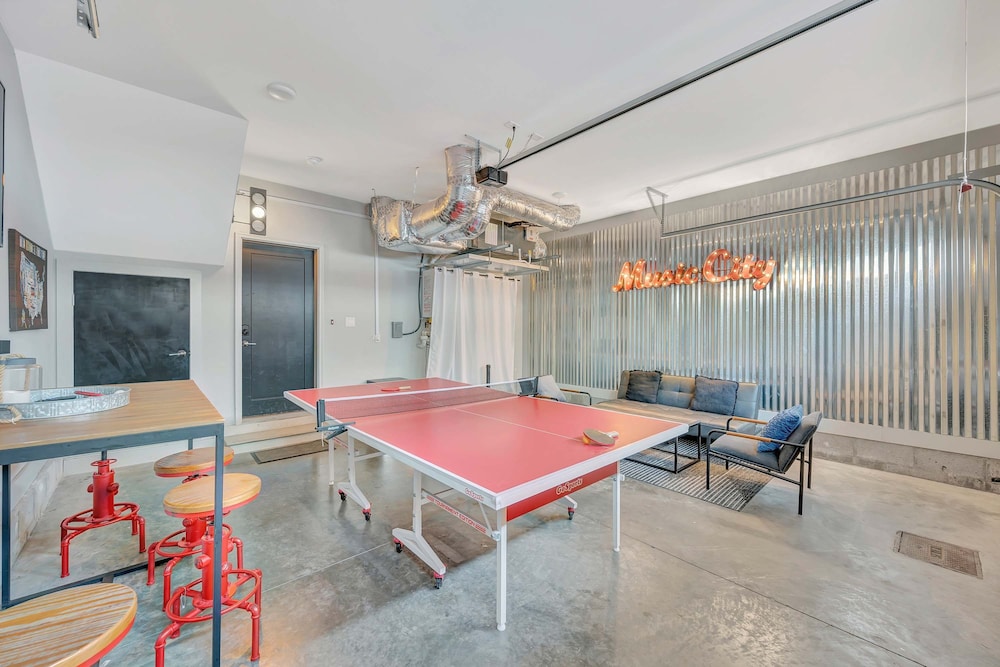 Rooftop Deck Grill Ping Pong Near Downtown Nashville