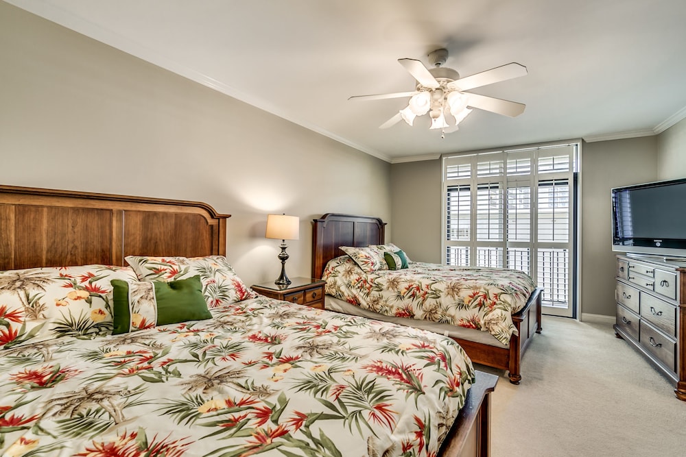 South Wind 301 4 Br condo by RedAwning