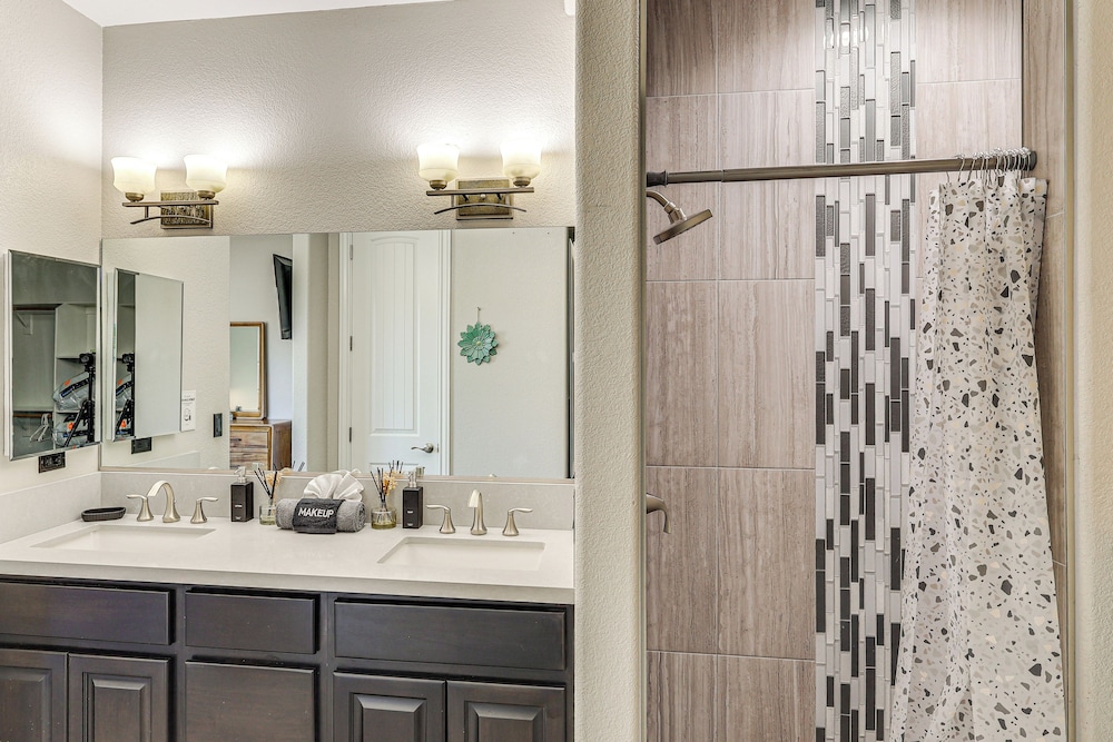Modern Gem w/ Pool & Mtn Views in Lake Havasu City