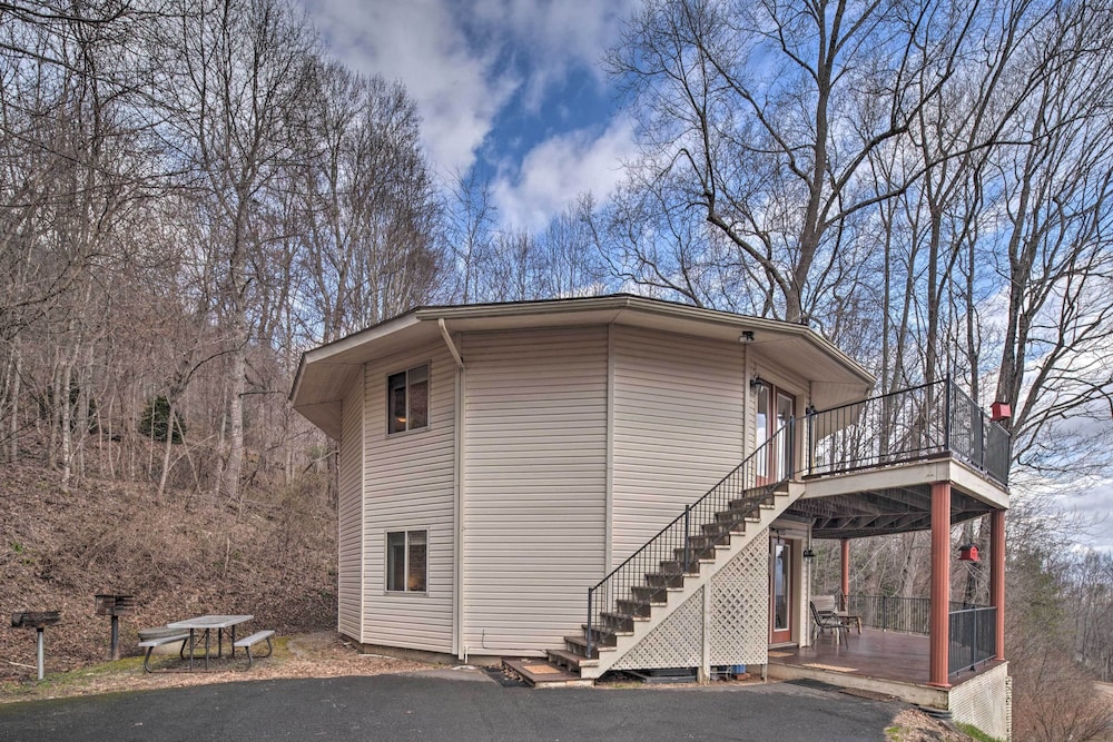 Charming Burnsville Apt w/ Mountain Views & Deck! view 5