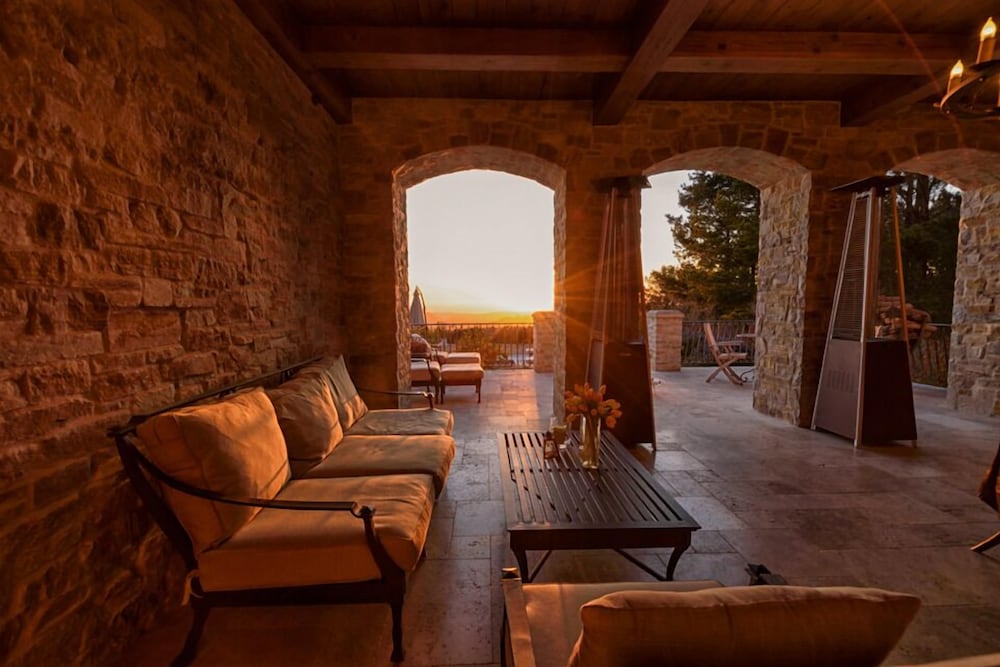 Lx1: Chateau D' Renaitre - Carmel-by-the-sea Luxury Villa: - Property Image 17