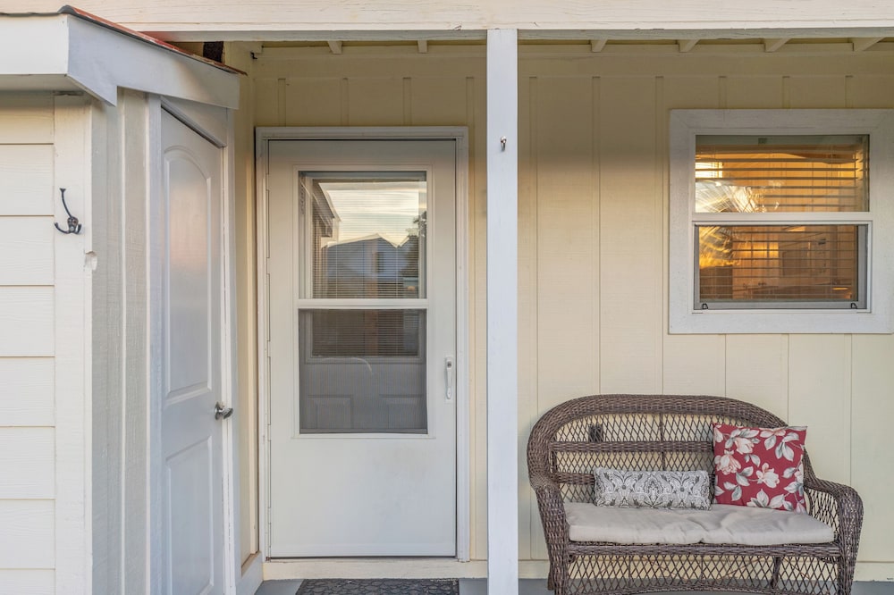 Searenity Awaits: 2-bd, 2-ba Coastal Escape! Perfect for 5! Pet Friendly!