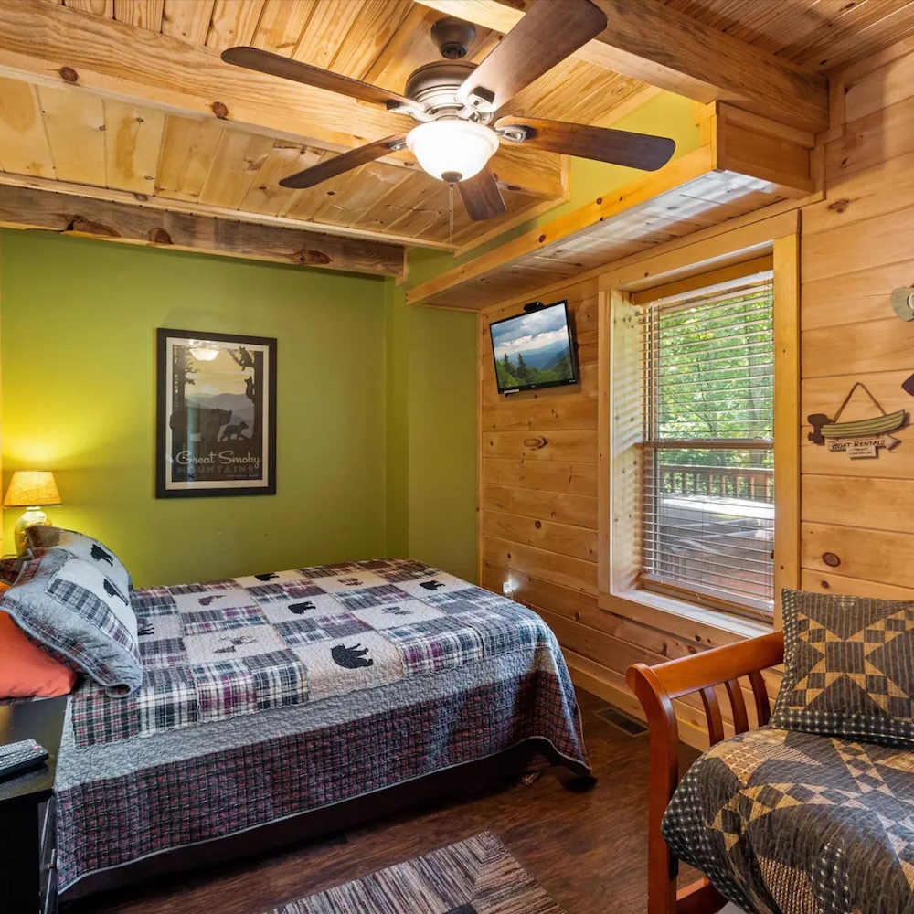 Pigeon Forge I Hot tub I Theatre I Walk to Parkway view 3