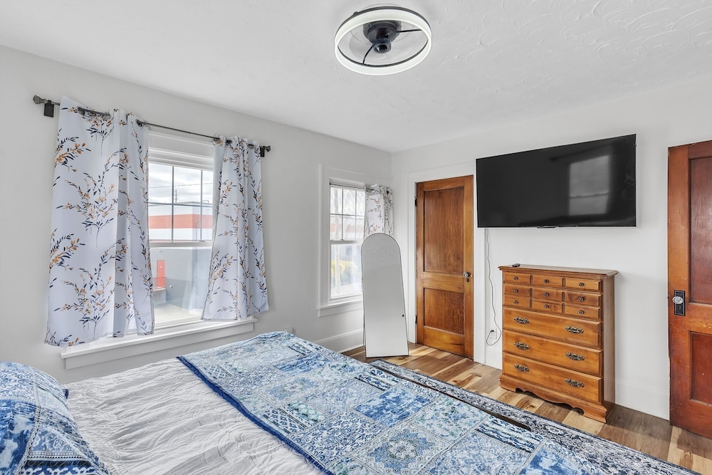Cozy Getaway With Hot Tub, Patio & Fenced Yard 3 Bedroom Home