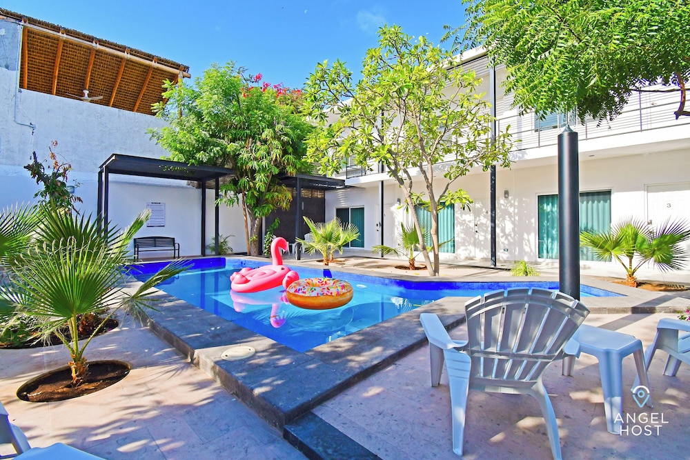 Hotel Downtown Rooms Pool & BBQ Near Hotspots - Image 1