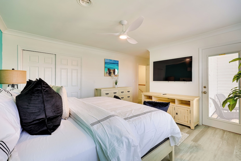 Walk to Ocean: Carolina Beach Condo w/ 2 Balconies
