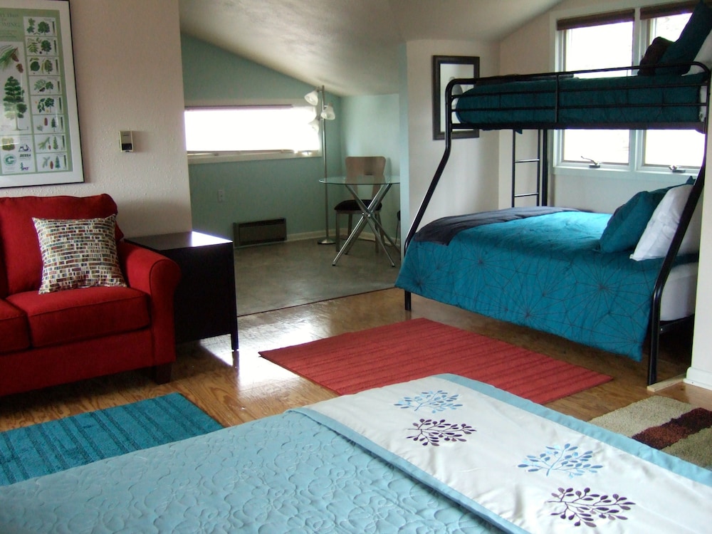 Loya's Little House Bed & Breakfast