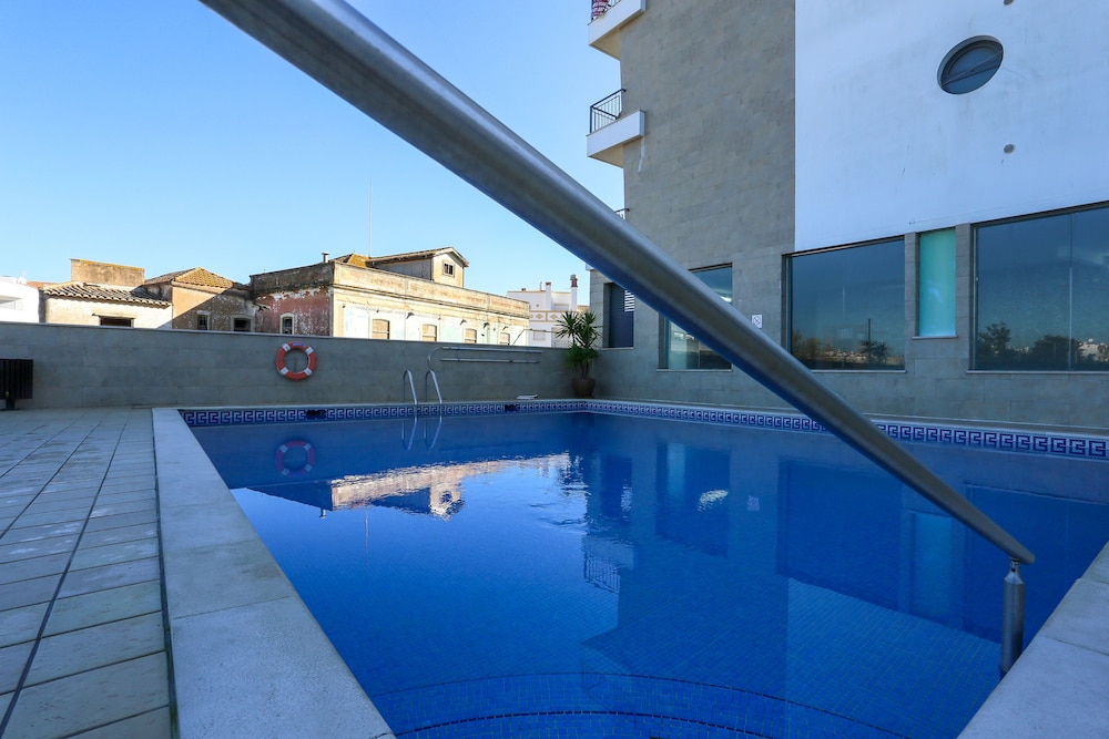 3-bedroom Apt, Sleeps 6, Pool, Gym & Jacuzzi view 3