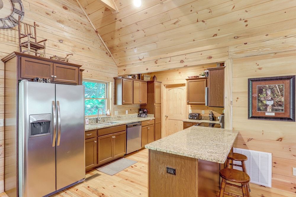 Explore Linville Falls: Cabin w/ Game Room + Deck!