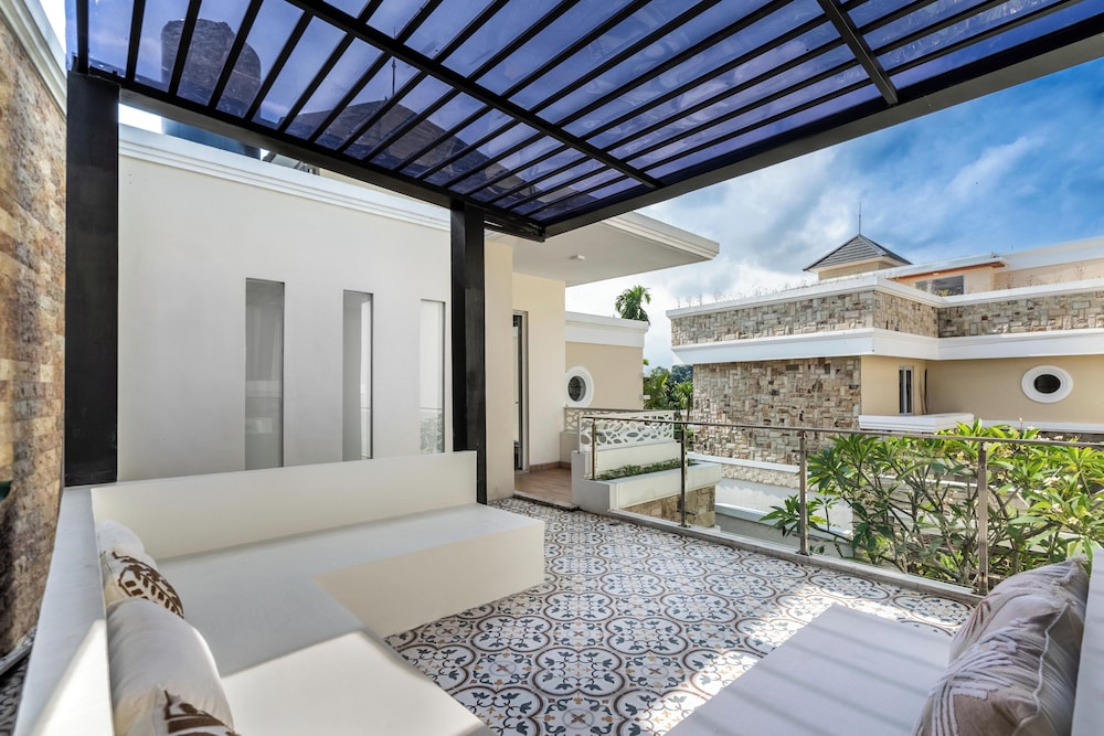 Private Pool Villa Arsy by Orivista
