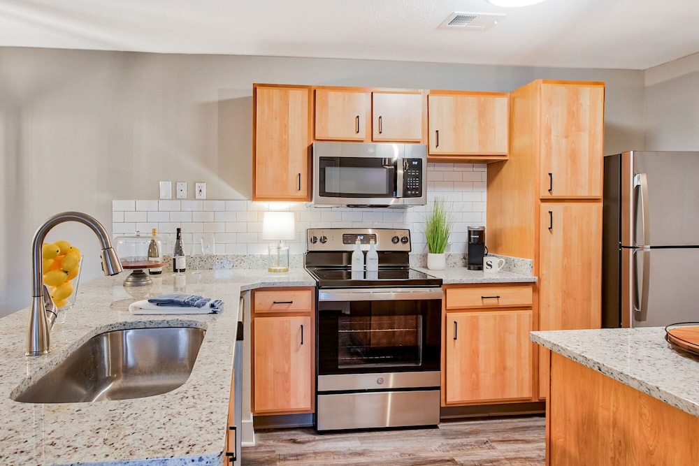 Landing Apartments - Eureka