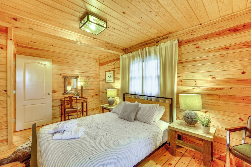 5 Mi to Beaver Lake: Family Cabin w/ Game Room