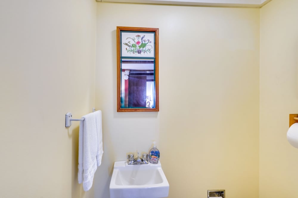 Tranquil 3 BR Stockbridge House w/ Private Deck!