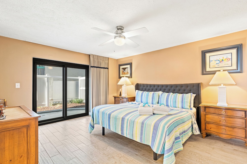 Steps to Paradise: Ground-floor 2br/2ba Beachfront Condo, Sleeps 8, Gulf Views!