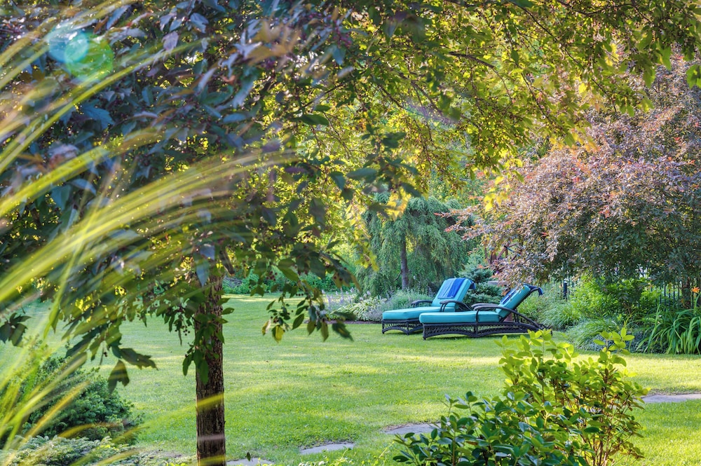 Upscale Arts + Crafts Bungalow w/ Yard, Pool! view 3