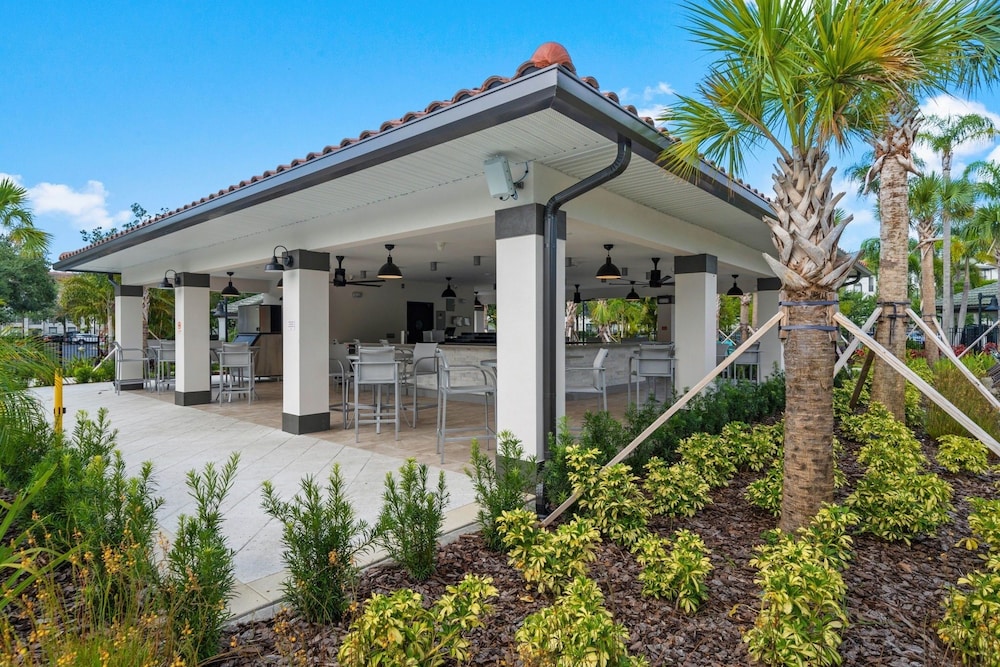Casa Toscana Deluxe 3 Bedroom Condo by RedAwning