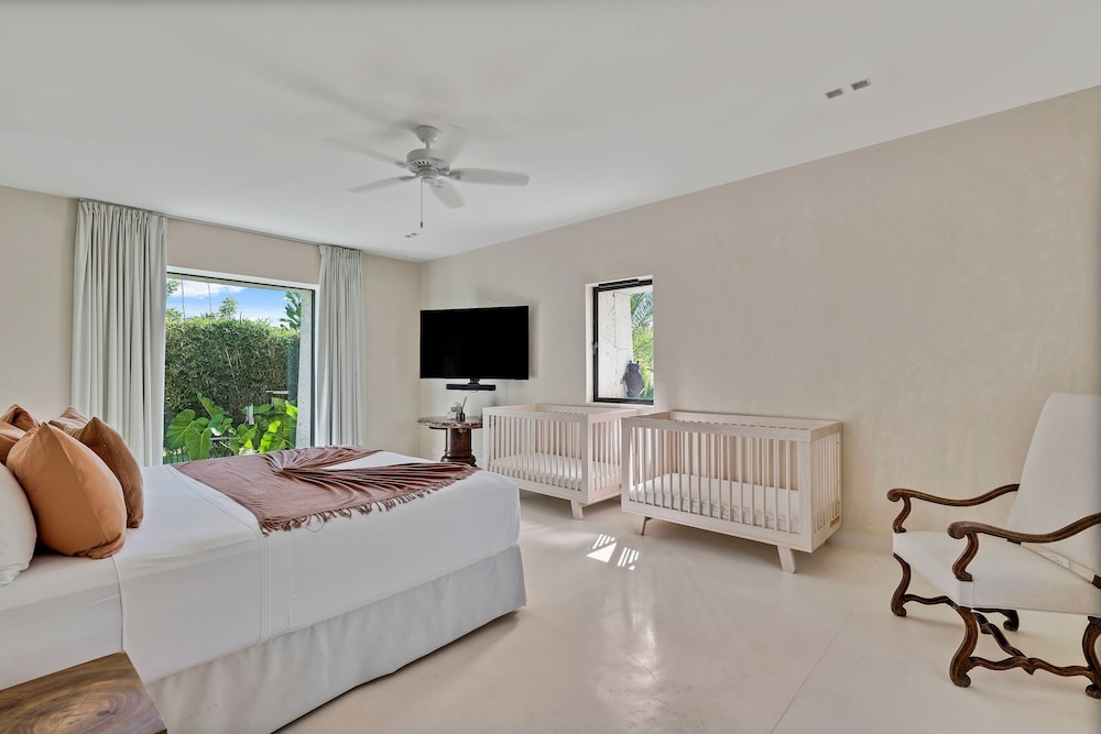 Magnificent 5BR Modern Tropical Villa With Pool